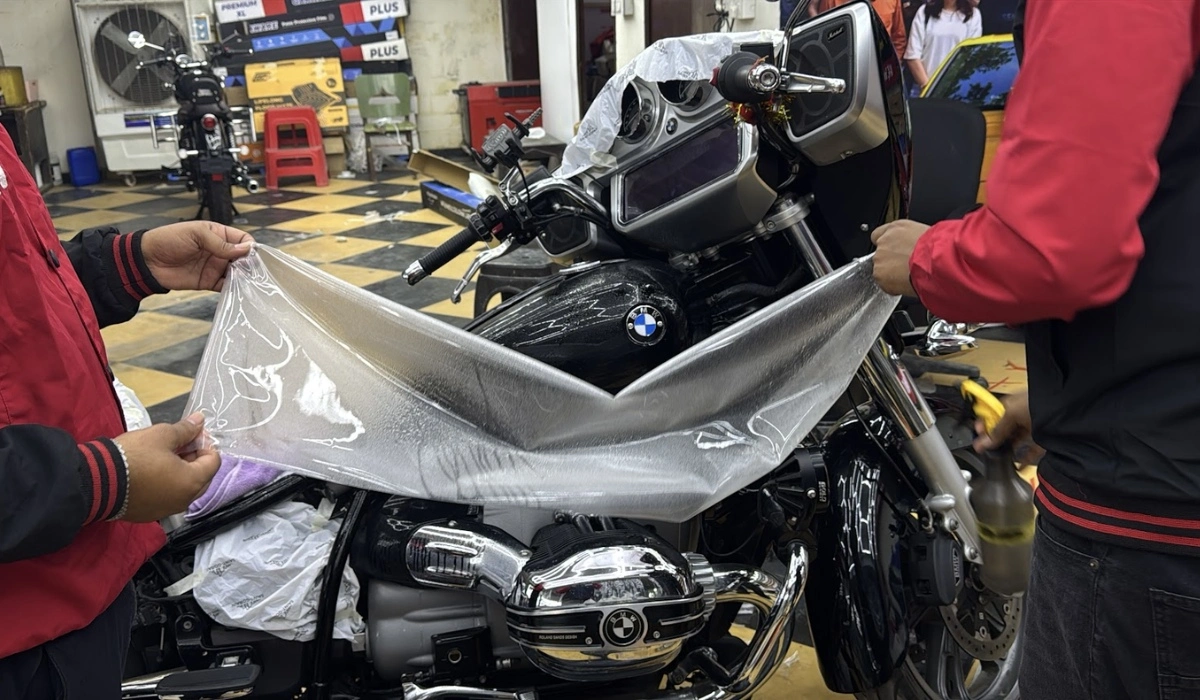 Applying PPF Coating applying ppf coating on Royal Enfield Hunter 350