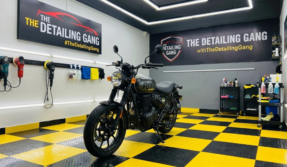 Bike Detailing on Royal Enfield Hunter 350 bike detailing on Royal Enfield Hunter 350